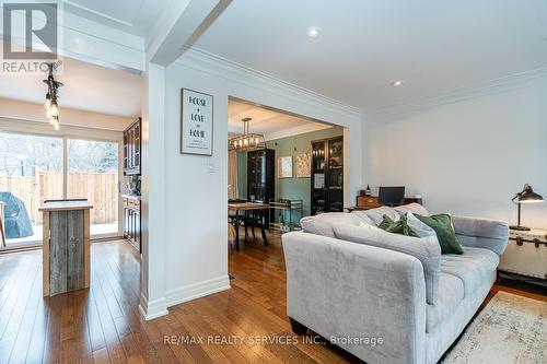 145 - 1050 Shawnmarr Road, Mississauga, ON - Indoor Photo Showing Living Room