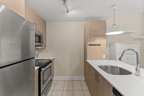 Cuisine - 203-2229 Rue Ste-Catherine E., Montréal (Ville-Marie), QC - Indoor Photo Showing Kitchen