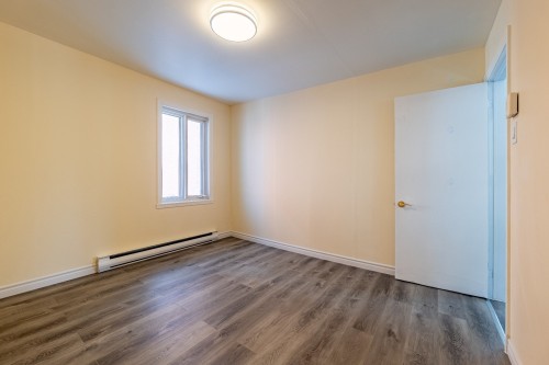 Chambre à coucher - 361 Rue Brodeur, Longueuil (Le Vieux-Longueuil), QC - Indoor Photo Showing Other Room