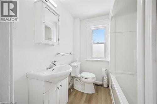 48 Rich Avenue, Cambridge, ON - Indoor Photo Showing Bathroom