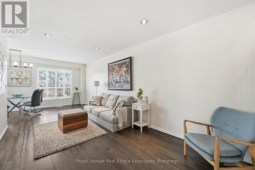 35 - 346 Highland Road W, Hamilton, ON - Indoor Photo Showing Living Room