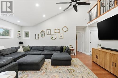 17 Krieghoff Drive, Hamilton, ON - Indoor Photo Showing Living Room