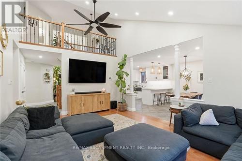 17 Krieghoff Drive, Hamilton, ON - Indoor Photo Showing Living Room