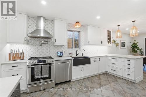 17 Krieghoff Drive, Hamilton, ON - Indoor Photo Showing Kitchen With Upgraded Kitchen