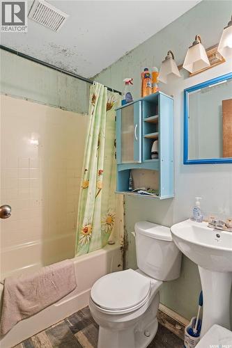 806 12Th Street W, Prince Albert, SK - Indoor Photo Showing Bathroom