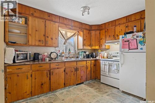 806 12Th Street W, Prince Albert, SK - Indoor Photo Showing Kitchen