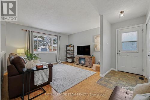 23 Spearman Lane, Ottawa, ON - Indoor Photo Showing Living Room