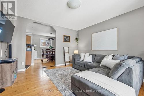 32 Provost Street, Perth, ON - Indoor Photo Showing Living Room