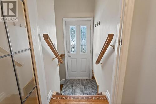 Side entry  access to lower level ( inlaw?) - 3292 Appleford Avenue, Niagara Falls (Casey), ON - Indoor Photo Showing Other Room