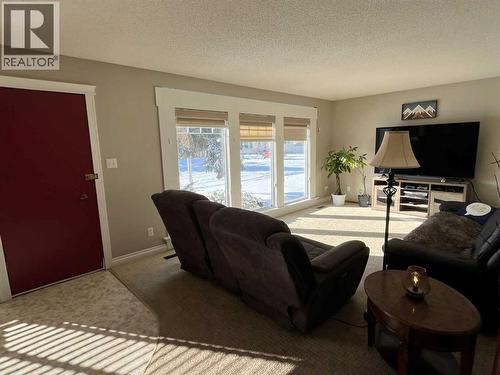 4617 51 Avenue, Taber, AB - Indoor Photo Showing Living Room