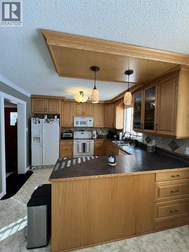 4617 51 Avenue, Taber, AB - Indoor Photo Showing Kitchen