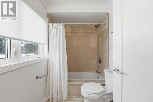 Updated 4-piece family bath - 196 Orchard Heights Boulevard, Aurora, ON - Indoor Photo Showing Bathroom