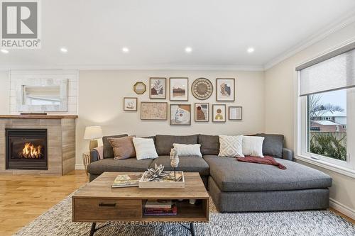 Move-in ready from top to bottom - 196 Orchard Heights Boulevard, Aurora, ON - Indoor Photo Showing Living Room With Fireplace