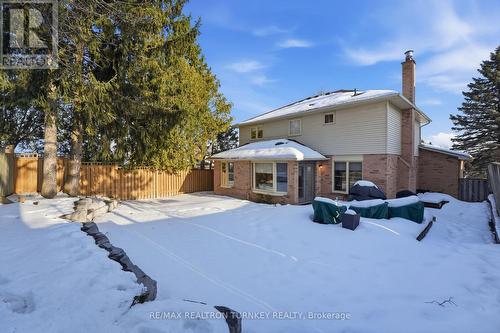 Minutes to shops and daily amenities - 196 Orchard Heights Boulevard, Aurora, ON - Outdoor