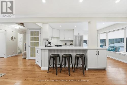 Renovated with modern finishes - 196 Orchard Heights Boulevard, Aurora, ON - Indoor Photo Showing Kitchen With Upgraded Kitchen