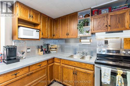 3425 Coronation Avenue, Severn, ON - Indoor Photo Showing Kitchen With Double Sink
