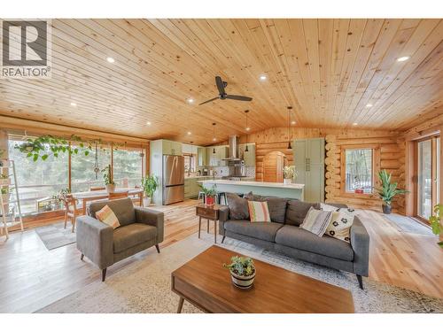 5172 Kallum Drive, 108 Mile Ranch, BC - Indoor Photo Showing Living Room