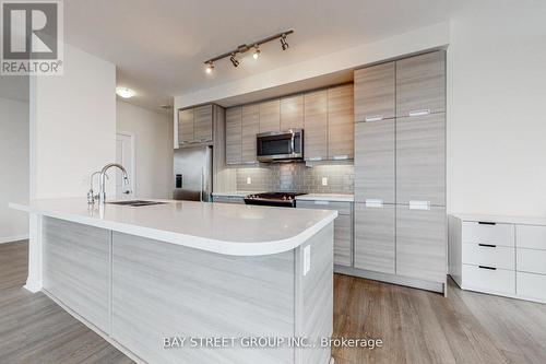 2801 - 75 Eglinton Avenue W, Mississauga, ON - Indoor Photo Showing Kitchen With Upgraded Kitchen