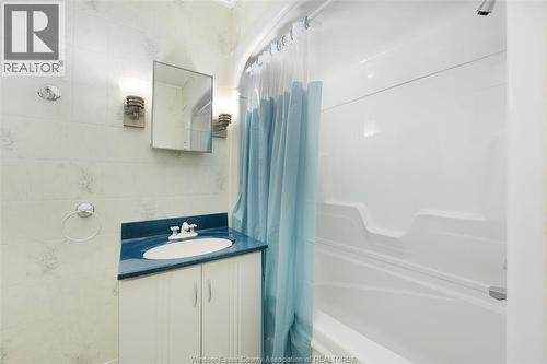121 Victoria Avenue, Essex, ON - Indoor Photo Showing Bathroom