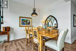 Bright dining room great for entertaining - 