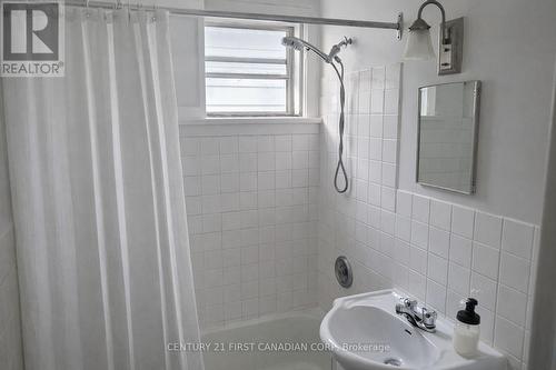 57 Homan Street, London East (East M), ON - Indoor Photo Showing Bathroom