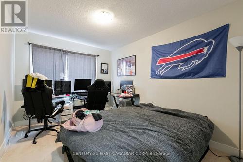 66 - 177 Edgevalley Road, London East (East D), ON - Indoor Photo Showing Bedroom