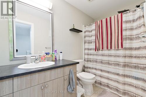 66 - 177 Edgevalley Road, London East (East D), ON - Indoor Photo Showing Bathroom