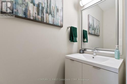 66 - 177 Edgevalley Road, London East (East D), ON - Indoor Photo Showing Bathroom
