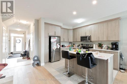 66 - 177 Edgevalley Road, London East (East D), ON - Indoor Photo Showing Kitchen
