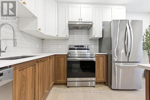 131 Patrick Avenue, Renfrew, ON - Indoor Photo Showing Kitchen With Upgraded Kitchen