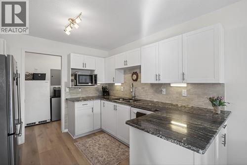 4630 Ponderosa Drive Unit# 112, Peachland, BC - Indoor Photo Showing Kitchen With Double Sink With Upgraded Kitchen