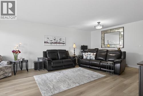 4630 Ponderosa Drive Unit# 112, Peachland, BC - Indoor Photo Showing Living Room