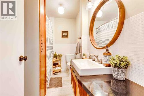 215 4 Avenue Se, Three Hills, AB - Indoor Photo Showing Bathroom