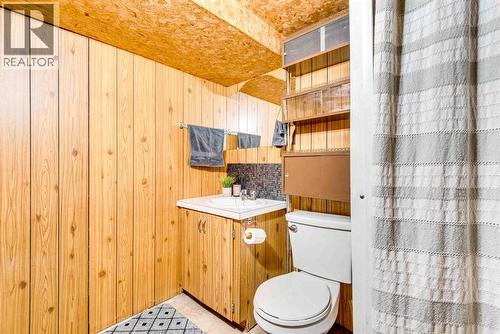 215 4 Avenue Se, Three Hills, AB - Indoor Photo Showing Bathroom