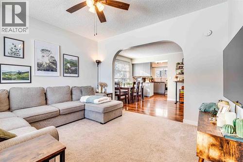 215 4 Avenue Se, Three Hills, AB - Indoor Photo Showing Living Room