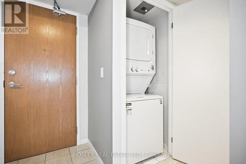 1602 - 219 Fort York Boulevard, Toronto, ON - Indoor Photo Showing Laundry Room