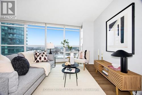 1602 - 219 Fort York Boulevard, Toronto, ON - Indoor Photo Showing Living Room