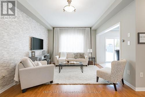 36 Connaught Lane, Barrie, ON - Indoor Photo Showing Living Room