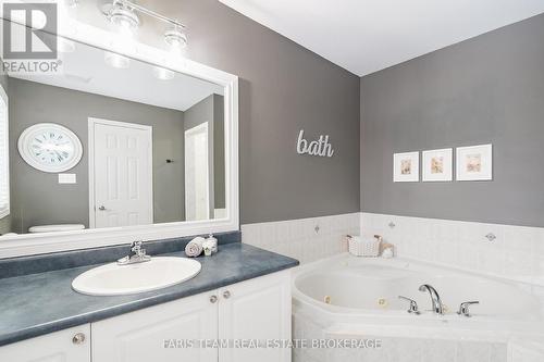 36 Connaught Lane, Barrie, ON - Indoor Photo Showing Bathroom