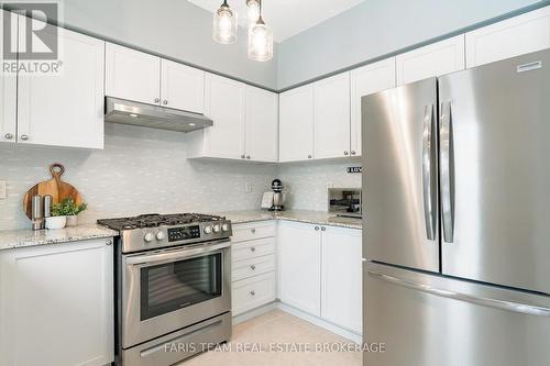 36 Connaught Lane, Barrie, ON - Indoor Photo Showing Kitchen With Upgraded Kitchen