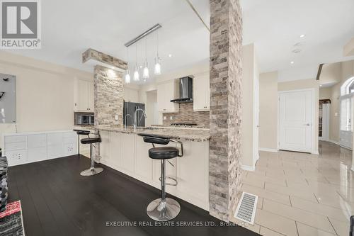 13 Masken Circle, Brampton, ON - Indoor Photo Showing Kitchen With Upgraded Kitchen