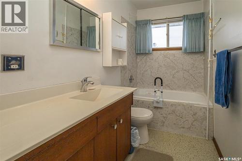 318 Montreal Avenue N, Saskatoon, SK - Indoor Photo Showing Bathroom