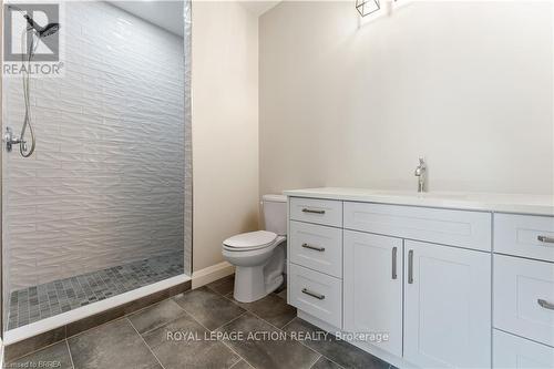 111 Judd Drive, Norfolk, ON - Indoor Photo Showing Bathroom
