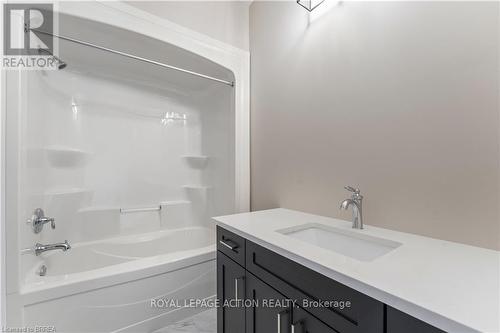 111 Judd Drive, Norfolk, ON - Indoor Photo Showing Bathroom