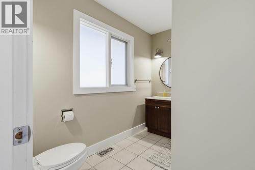 Main Level Bathroom - 745 Cassiar Crescent, Kelowna, BC - Indoor Photo Showing Bathroom