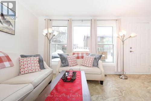 11 - 88 Avonwood Drive, Stratford, ON - Indoor Photo Showing Living Room