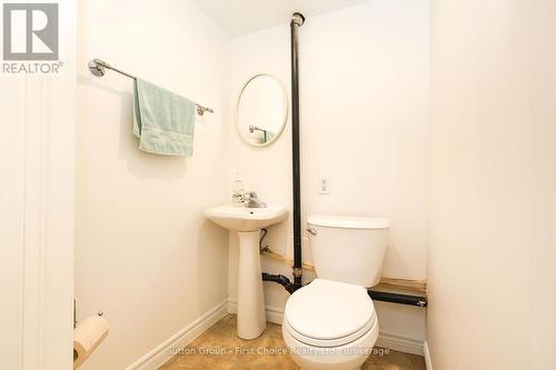 11 - 88 Avonwood Drive, Stratford, ON - Indoor Photo Showing Bathroom