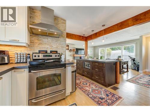 620 - 622 Birch Avenue, Kelowna, BC - Indoor Photo Showing Kitchen