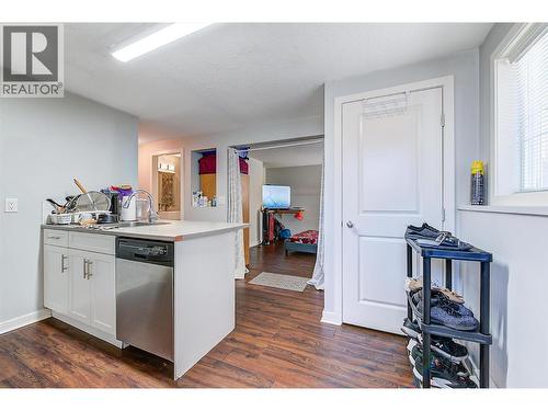 620 - 622 Birch Avenue, Kelowna, BC - Indoor Photo Showing Kitchen