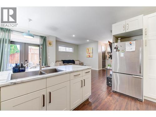 620 - 622 Birch Avenue, Kelowna, BC - Indoor Photo Showing Kitchen With Double Sink